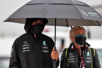 Lewis Hamilton (GBR) Mercedes AMG F1 with Angela Cullen (NZL) Mercedes AMG F1 Physiotherapist.