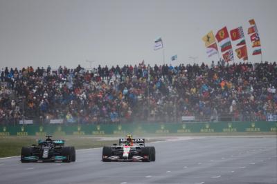 Lewis Hamilton (GBR) Mercedes AMG F1 W12 and Sergio Perez (MEX) Red Bull Racing RB16B battle for position.