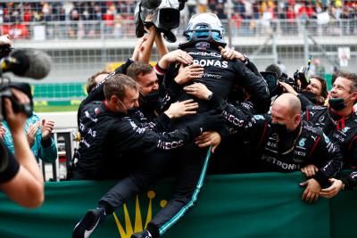 Pemenang balapan Valtteri Bottas (FIN) Mercedes AMG F1 merayakannya bersama tim di parc ferme.