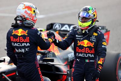 Pole untuk Max Verstappen (NLD) Red Bull Racing RB16B dan juara 3 untuk Sergio Perez (MEX) Red Bull Racing RB16B.