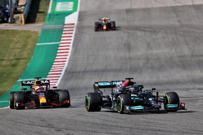 Lewis Hamilton (GBR) Mercedes AMG F1 W12 memimpin Max Verstappen (NLD) Red Bull Racing RB16B.