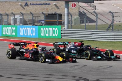 Lewis Hamilton (GBR) Mercedes AMG F1 W12 dan Max Verstappen (NLD) Red Bull Racing RB16B.