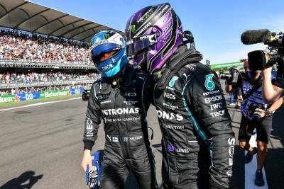 (L to R): Valtteri Bottas (FIN) Mercedes AMG F1 merayakan pole position-nya di parc ferme kualifikasi dengan rekan setimnya yang berada di posisi kedua Lewis Hamilton (GBR) Mercedes AMG F1.