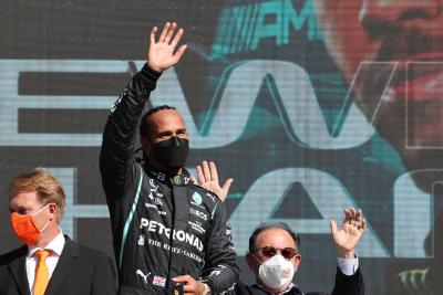 Juara 2 Lewis Hamilton (GBR) Mercedes AMG F1 W12.