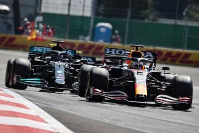 Max Verstappen (NLD) Red Bull Racing RB16B memimpin Lewis Hamilton (GBR) Mercedes AMG F1 W12.