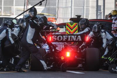 Nicholas Latifi (CDN) Williams Racing FW43B membuat pit stop.