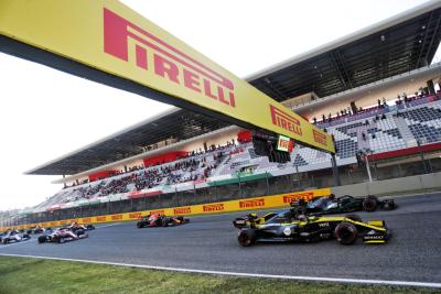 Daniel Ricciardo (AUS) Renault F1 Team RS20 and Valtteri Bottas (FIN) Mercedes AMG F1 W11 at the restart of the race.