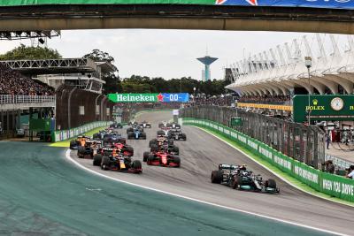 Valtteri Bottas (FIN) Mercedes AMG F1 W12 leads at the start.