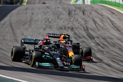 (L to R): Lewis Hamilton (GBR) Mercedes AMG F1 W12 dan Sergio Perez (MEX) Red Bull Racing RB16B memperebutkan posisi.