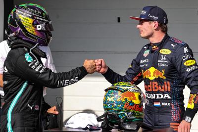 (L to R): pemenang balapan Lewis Hamilton (GBR) Mercedes AMG F1 merayakan dengan juara kedua Max Verstappen (NLD) Red Bull Racing di parc ferme.