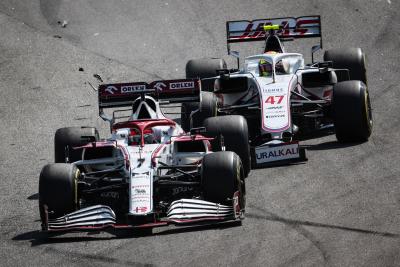 Kimi Raikkonen (FIN) Alfa Romeo Racing C41 dan Mick Schumacher (GER) Haas VF-21 melakukan kontak.