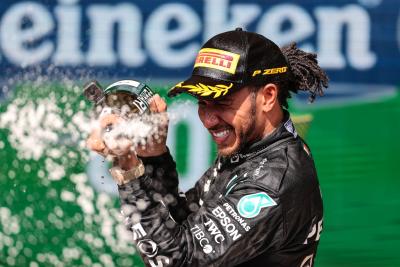 Pemenang balapan Lewis Hamilton (GBR) Mercedes AMG F1 merayakannya di podium.