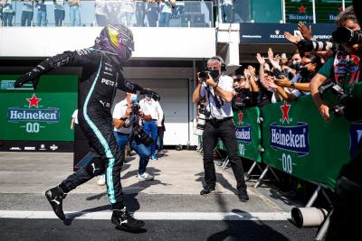 Pemenang balapan Lewis Hamilton (GBR) Mercedes AMG F1 merayakannya bersama tim di parc ferme.