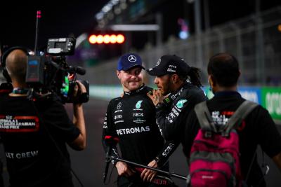 Lewis Hamilton (GBR) Mercedes AMG F1 (Kanan) merayakan pole position dengan rekan setimnya yang menempati posisi kedua Valtteri Bottas (FIN) Mercedes AMG F1 di babak kualifikasi.