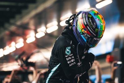 Pemenang balapan Lewis Hamilton (GBR) Mercedes AMG F1 merayakannya di parc ferme.