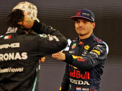 Max Verstappen (NLD) Red Bull Racing merayakan pole position-nya dengan posisi kedua Lewis Hamilton (GBR) Mercedes AMG F1 di babak kualifikasi.