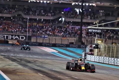 Pemenang balapan dan Juara Dunia Max Verstappen (NLD) Red Bull Racing RB16B memenangkan balapan di depan Lewis Hamilton (GBR) posisi kedua Mercedes AMG F1 W12.