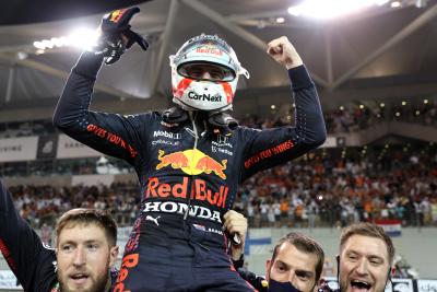 Tempat pertama dan Juara Dunia baru, Max Verstappen (NLD) Red Bull Racing RB16B.