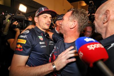 Pemenang balapan dan Juara Dunia Max Verstappen (NLD) Red Bull Racing merayakannya dengan Christian Horner (GBR) Red Bull Racing Team Principal.