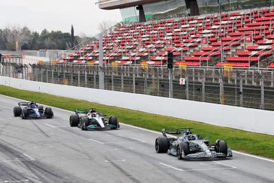 Guanyu Zhou (CHN) Alfa Romeo F1 Team C42 leads George Russell (GBR) Mercedes AMG F1 W13 and Alexander Albon (THA) Williams Racing FW44.