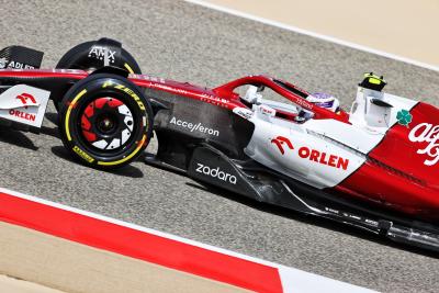 Guanyu Zhou (CHN) Alfa Romeo F1 Team C42.