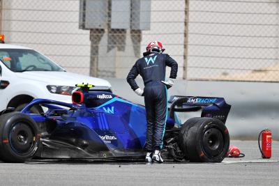 Nicholas Latifi (CDN) Williams Racing FW44 berhenti di sirkuit dengan rem belakang terbakar.