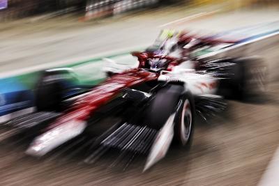 Guanyu Zhou (CHN) Alfa Romeo F1 Team C42.