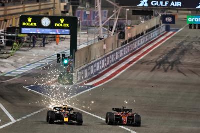 Charles Leclerc (MON) Ferrari F1-75 and Max Verstappen (NLD) Red Bull Racing RB18 battle for position.