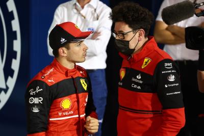 Charles Leclerc (MON) Ferrari dengan Mattia Binotto (ITA) Ferrari Team Principal.