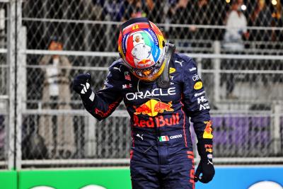 Sergio Perez (MEX) ) Red Bull Racing merayakan pole position di babak kualifikasi parc ferme.