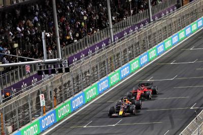 Max Verstappen (NLD) Red Bull Racing RB18 and Charles Leclerc (MON) Ferrari F1-75 battle for the lead of the race.