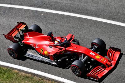 Pembalap F1 Ferrari mengambil mesin baru setelah kegagalan Vettel