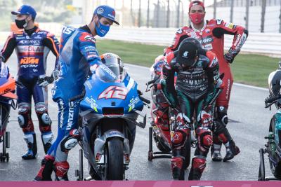 Fabio Quartararo looking at Alex Rins bike, Portuguese MotoGP, 19th November 2020