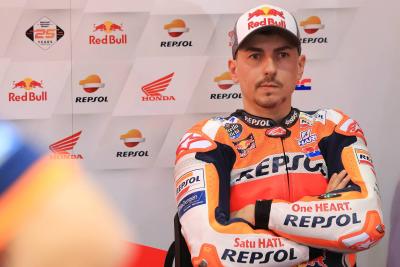 Lorenzo mengalami patah tulang rusuk yang tidak diketahui identitasnya di MotoGP Qatar