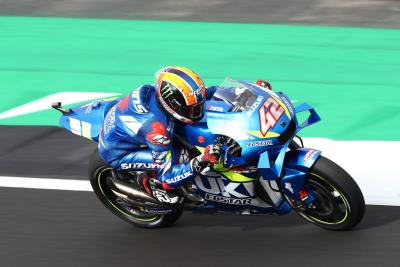 Rins membawa Marquez di tikungan terakhir untuk kemenangan MotoGP Inggris