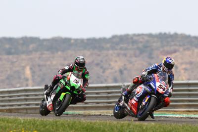 Toprak Razgatlioglu and Alex Lowes, Aragon WorldSBK race1, 2021