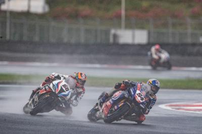 Toprak Razgatlioglu and Michael van der Mark, Indonesian WorldSBK race2, 21 November 2021