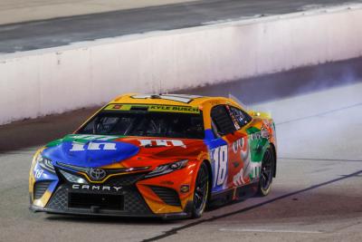 NASCAR: Jones Menang Saat Pembalap Play-Off Tersandung
