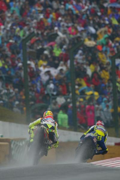 Sete suffers as Rossi sings in Estoril rain.