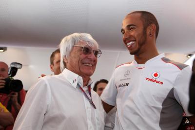 - Bernie Ecclestone ( GBR), Presiden dan CEO Manajemen Formula Satu dan Lewis Hamilton (GBR) McLaren Mercedes