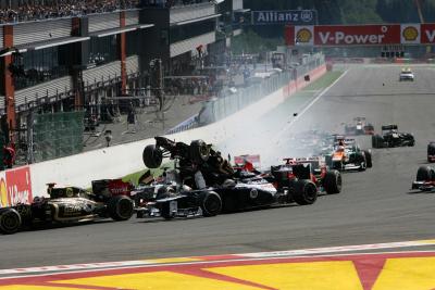 - Race, Start balapan, Crash, Romain Grosjean (FRA) Lotus F1 Team