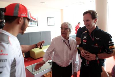 -Bernie Ecclestone ( GBR) CEO Formula One Group (FOM) merayakan ulang tahunnya yang ke-82 bersama Lewis Hamilton (GBR) McLarena dan