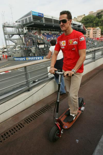  Monte Carlo, Monako , Michael Schumacher (GER), Scuderia Ferrari dengan skuter elektro - Kejuaraan Dunia Formula 1, Rd 7,