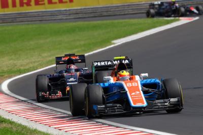  - Race, Rio Haryanto (IDN) Manor Racing MRT05 leads Daniil Kvyat (RUS) Scuderia Toro Rosso