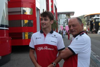  - Charles Leclerc ( MON) Sauber C37 dan Tim Sauber Frederic Vasseur (FRA)