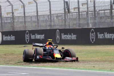  - Free Practice 2, Crash, Pierre Gasly (FRA) Red Bull Racing