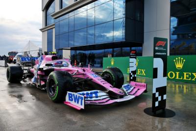 Pengasuh tiang Lance Stroll (CDN) Racing Point Tim F1 RP20 di parc kualifikasi