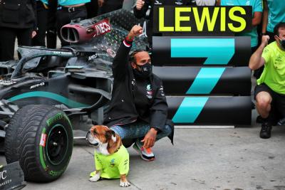 Pemenang balapan dan Dunia Juara Lewis Hamilton (GBR) Mercedes AMG F1 merayakannya dengan