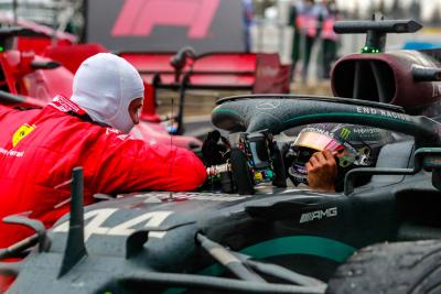 Pemenang balapan dan Dunia Juara Lewis Hamilton (GBR) Mercedes AMG F1 W11 merayakan di parc ferme bersama Sebastian Vettel (GER)