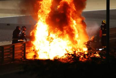 Marshals put out the fire of Romain Grosjean (FRA) Haas F1 Team at the start of the race, with Dr Ian Roberts (GBR) FIA